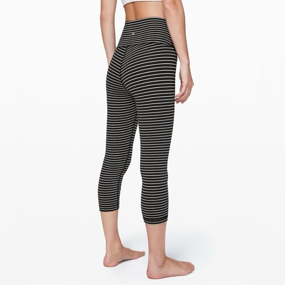 Lululemon Wunder Under Crop HR size 6 - Picture 3 of 6